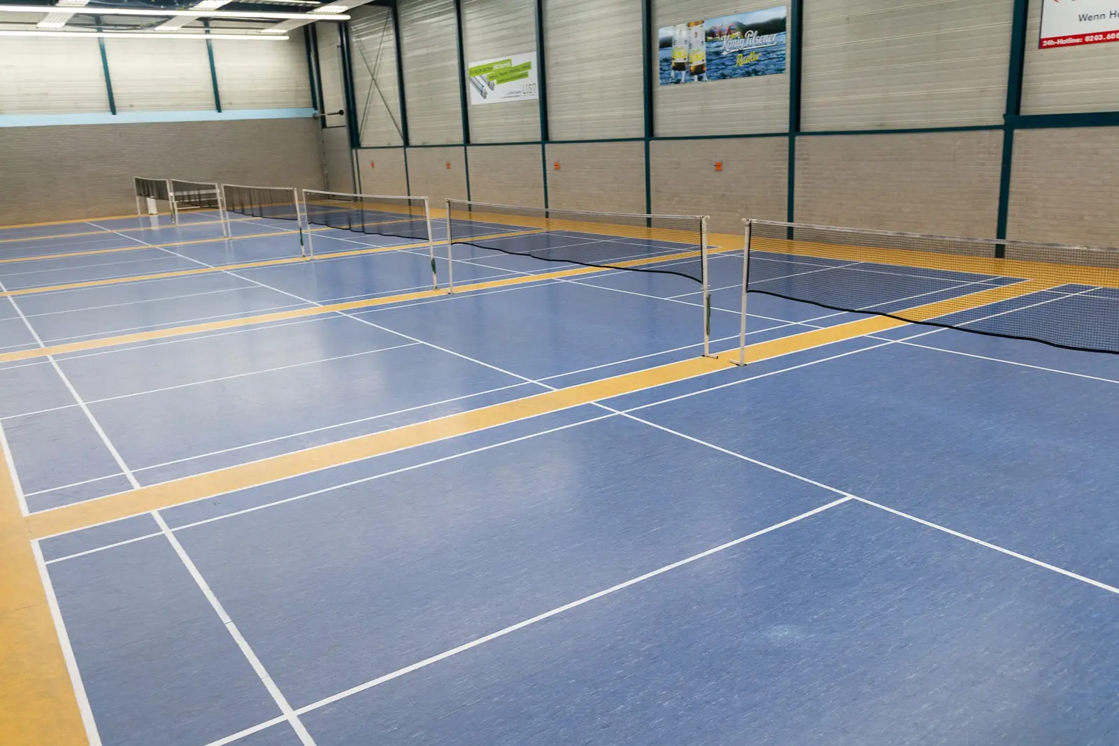 Badmintonhalle mit mehreren Feldern und Netzen