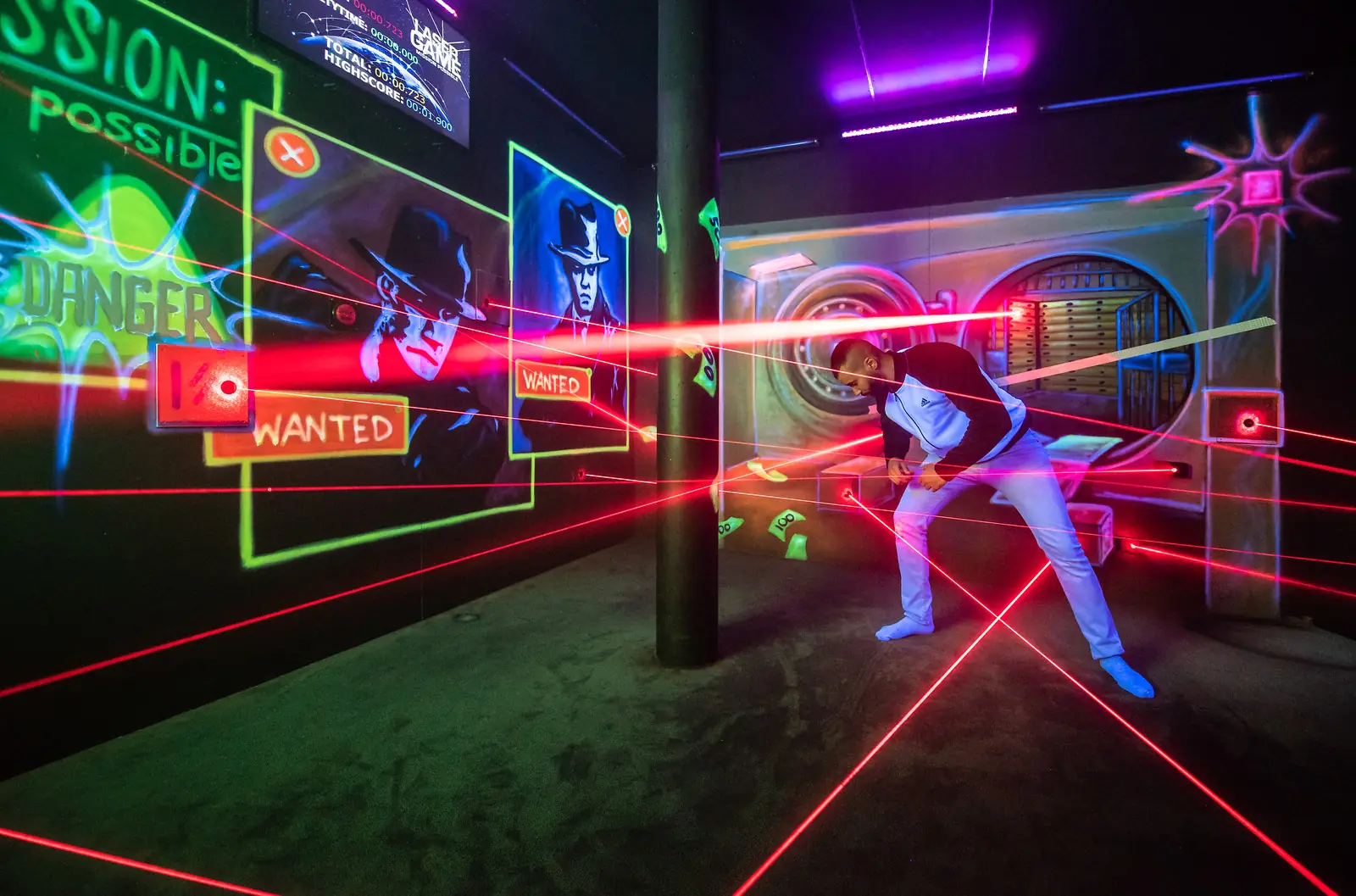 Spieler weicht in der Lasergame-Arena roten Laserstrahlen aus