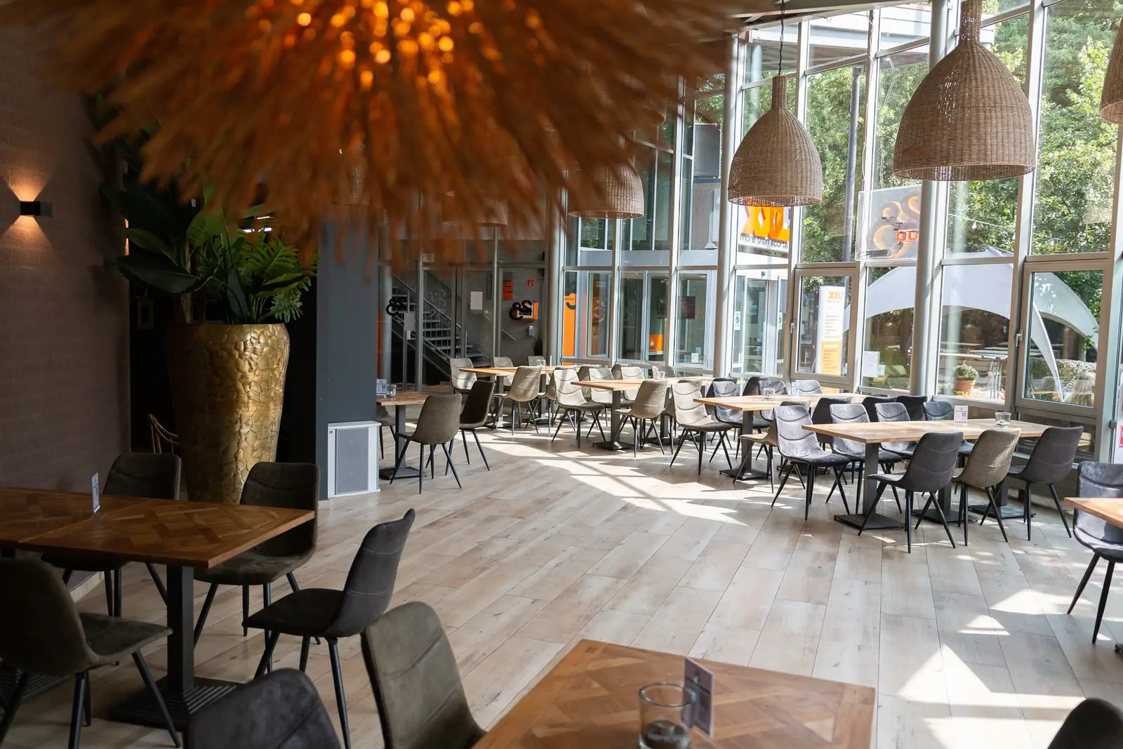 Gastraum der 28 Süd Erlebnisgastronomie mit Tageslicht und Pendelleuchte